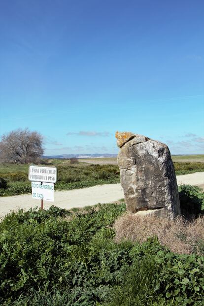 El menhir de La Lancha, en Arcos de la Frontera, en una foto realizada por el investigador Agustín García Lázaro, antes de que lo pintasen de blanco.