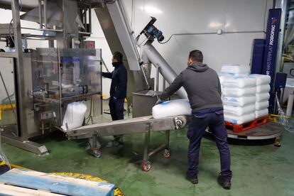 Operarios de una fábrica de hielo de Madrid, el día 10.