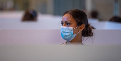 Personal sanitario poniendo la dosis de la vacuna contra el Covid-19en el Estadio de la Cartuja (Sevilla). 