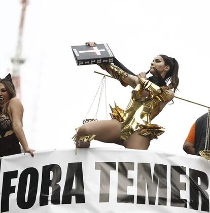 Performance anti-Temer na parada.