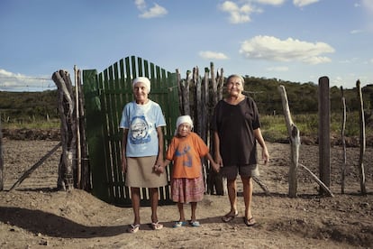 Maria das Piabas e as irmãs, em Itabaianinha.