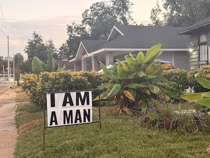 Cartel con el histórico eslogan "soy un hombre", en el jardín de William Clark, vecino de Memphis.