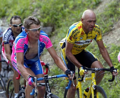 Raimondas Rumsas, padre, a la izquierda, asciende el Zoncolan junto a Pantani en el Giro de 2003.