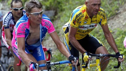 Raimondas Rumsas, padre, a la izquierda, asciende el Zoncolan junto a Pantani en el Giro de 2003.