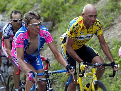 Raimondas Rumsas, padre, a la izquierda, asciende el Zoncolan junto a Pantani en el Giro de 2003.