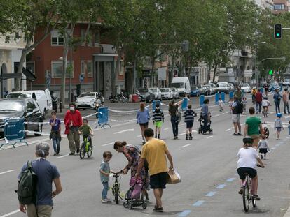 Peatones en la calle de Menéndez Pelayo, una de las calles abiertas para uso peatonal durante el estado de alarma en Madrid durante los fines de semana / SANTI BURGOS