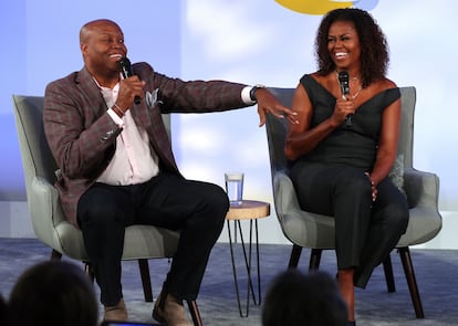 La ex primera dama Michelle Obama y su hermano, Craig Robinson, conversan durante una sesión de la Cumbre de la Fundación Obama en el Instituto de Tecnología de Illinois, en Chicago, el 29 de octubre de 2019.