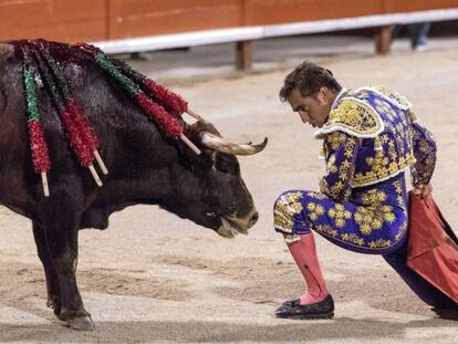 El diestro David Fandila &quot;El Fandi&quot; se planta ante el primero de su lote, durante la corrida de toros celebrada en Palma de Mallorca. 