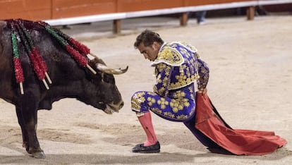 El diestro David Fandila &quot;El Fandi&quot; se planta ante el primero de su lote, durante la corrida de toros celebrada en Palma de Mallorca. 