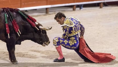 El diestro David Fandila "El Fandi" se planta ante el primero de su lote, durante la corrida de toros celebrada en Palma de Mallorca.