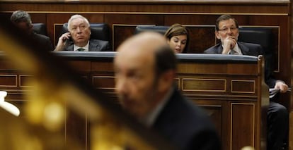 Rubalcaba con Rajoy, al fondo.