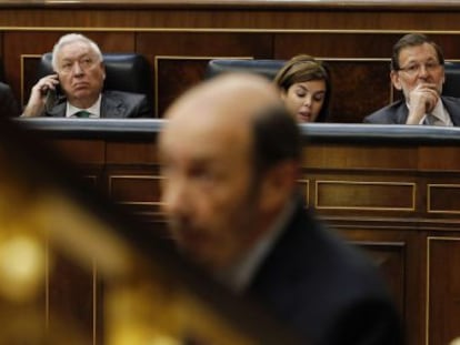 Rubalcaba con Rajoy, al fondo, en febrero de 2013.