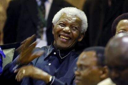 El ex presidente surafricano, Nelson Mandela, sonríe durante el homenaje que recibió ayer en el Parlamento, en Ciudad del Cabo