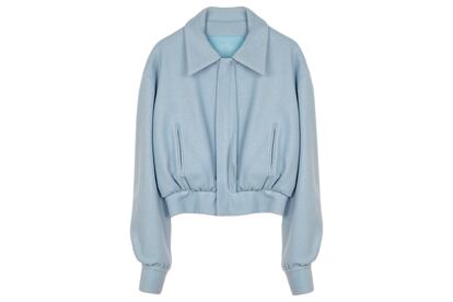 Aunque la firma española Mans nació con vocación masculina, esta bomber azul pastel podría ser la chaqueta unisex definitiva.