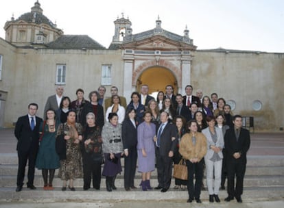 La ministra Ángeles González-Sinde (sexta por la izquierda en primer término), junto a Rosa Torres (séptima por la izquierda), otros consejeros de Cultura y artistas flamencos, ayer en el Monasterio de la Cartuja de Sevilla.