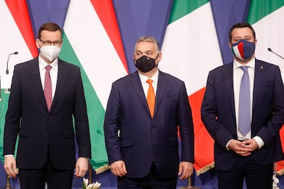 De izquierda a derecha, Mateusz Morawiecki, Viktor Orbán y Matteo Salvini, este jueves en Budapest.