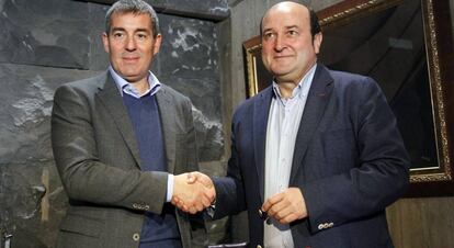 El presidente del Gobierno de Canarias, Fernando Clavijo, y el presidente del (PNV), Andoni Ortuzar.