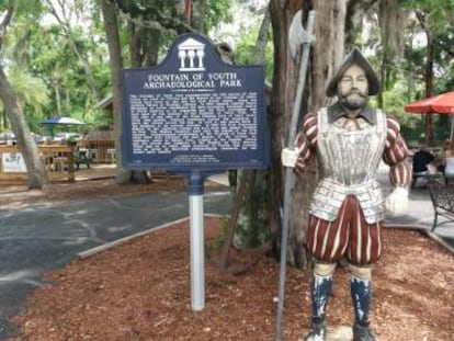 Figura de Juan Ponce de Leon junto al cartel que anuncia la Fuente de la eterna juventud. 