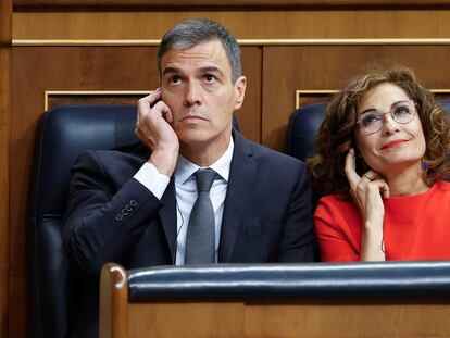 Pedro Sánchez y la vicepresidenta María Jesús Montero siguen la traducción de la intervención de la portavoz de Junts, Míriam Nogueras, este miércoles en el Congreso.