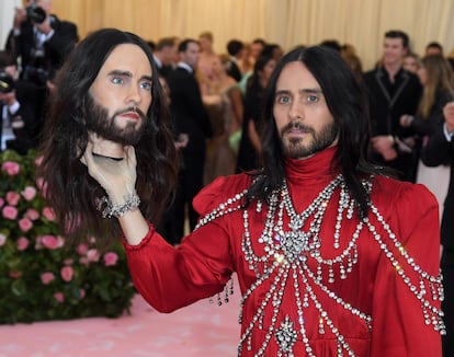 Jared Leto creó en su llegada a la Met Gala de 2019 en Nueva York uno de sus momentos icónicos: vestido con aires mesiánicos y una réplica de su propia cabeza.