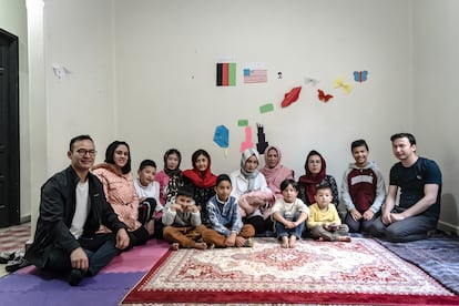 El científico Nasrat y su esposa Zohal con las familias forman parte de un grupo de refugiados afganos que llegó a México tras huir del régimen talibán de su país.