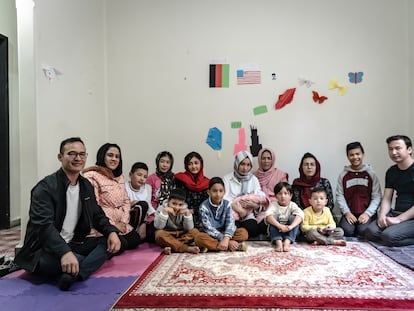 El científico Nasrat y su esposa Zohal con  las familias forman parte de un grupo de refugiados afganos que llegó a México tras huir del régimen talibán de su país.