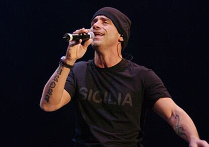 El cantante italiano Eros Ramazzotti, anoche en Zaragoza.