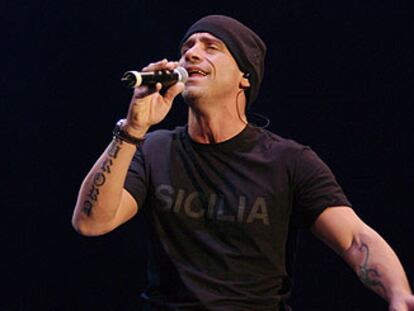 El cantante italiano Eros Ramazzotti, anoche en Zaragoza.