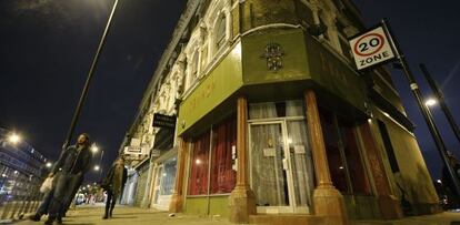 Fachada del restaurante Khamsa, que fue el Centro Mao Zedong en Brixton, al sur de Londres.