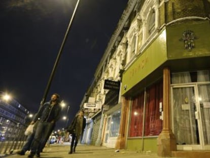 Fachada del restaurante Khamsa, que fue el Centro Mao Zedong en Brixton, al sur de Londres.