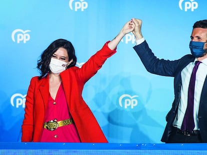 Isabel Díaz Ayuso y Pablo Casado, la noche del 4 de mayo tras la victoria del PP en las elecciones regionales de Madrid.
