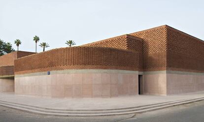 Vista de la fachada del Museo Yves Saint Laurent en Marrakech, obra de Studio KO.