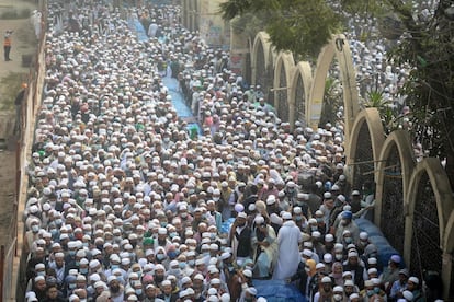 Decenas de miles de musulmanes bangladesíes ofrecen oraciones durante el funeral de Nur Hossain Kasemi, ex secretario general del grupo Hefazat, en el centro de Daca.