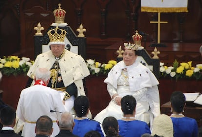 La ceremonia se llevó a cabo en la iglesia de Saione, donde el sacerdote metodistas australiano D'Arcy Wood, de 78 años, colocó la corona sobre el nuevo rey de Tonga, dado que en ese país insular del Pacífico Sur es tabú tocar la cabeza del monarca.