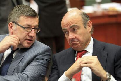 El ministro de Econom&iacute;a del Gobierno espa&ntilde;ol, Luis de Guindos (derecha), conversa con el titular de Finanzas belga, Steven Vanackere