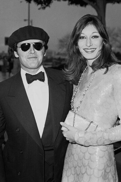 ¿Quiénes son? Anjelica Huston y Jack Nicholson. ¿Cuándo brillaron en la alfombra? En 1975, la primera aparición de la prometedora intérprete en la alfombra roja de la gran noche del cine estadounidense, acompañado de la estrella en ciernes del momento por Alguien voló sobre el nido del cuco. ¿Cuánto duró su romance? Casi dos décadas –pero muy interrumpidas–, lidiando durante años con las múltiples infidelidades del actor, peleas y rupturas varias y el rol de mujer florero que se le requería a Huston. “Mi único papel era ir de su brazo”, confesó en una ocasión la ganadora del Oscar.