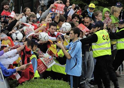 Iker Casillas, capitán de la selección española, firma balones, camisetas y fotos a los aficionados al término del entrenamiento en Polonia (8/6/2012).