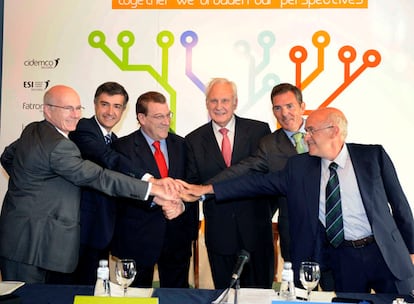 Los presidentes de los centros de Tecnalia que se fusionarán sellaron su acuerdo en junio de 2009. De izquierda a derecha, José Luis Velasco (Cidemco), Luigi Viscione (ESI), Félix Iraola (Fatronik), José María Echarri (Inasmet), Asís Canales (Labein) y Miguel Gandiaga (Robotiker).