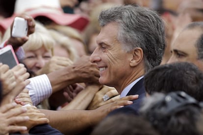Los seguidores de Macri arropan al presidente.