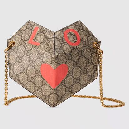 Gucci celebra la narrativa romántica de la firma con accesorios como este bolso pequeño de hombro en forma de corazón creado a partid de lona GG Supreme. Precio: 320 euros.