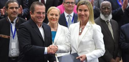 Federica Mogherini estrecha la mano al ministro ecuatoriano de Exteriores, Ricardo Patiño, el miércoles en Bruselas.