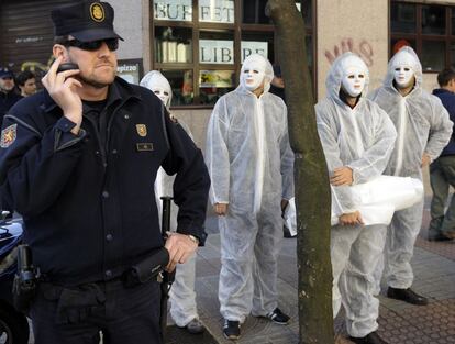 Protesta de independentistas gallegos. Cinco personas se ha manifestado en las inmediaciones del colegio donde ha votado candidato del PP a presidir la Xunta, Alberto Núñez Feijóo. Han desplegado una pancarta con reivindicaciones de carácter lingüístico y también en solidaridad con presos independentistas.