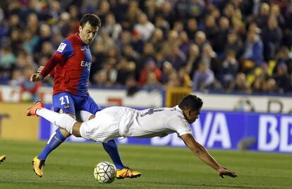 Casemiro cae ante Rossi.