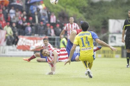 Remate de un jugador del Lugo remata ante Goikoetxea en el partido disputado ayer en el Anxo Carro.
