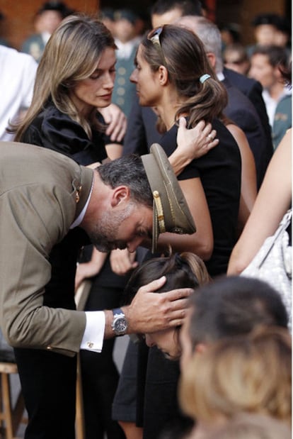 Los Príncipes consuelan a familiares en el funeral, en Logroño.