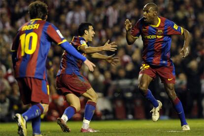 Messi y Pedro acuden a felicitar a Abidal tras su gol.