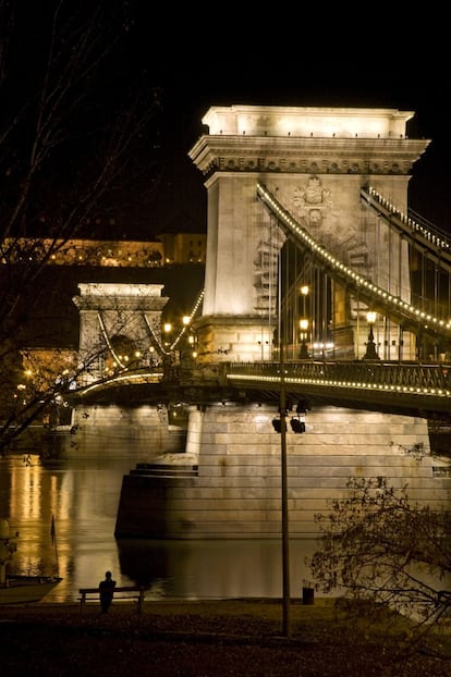 Un buen momento para hacer el resumen de todo lo visto y vivido en la ciudad sería la noche, y qué mejor lugar que un banco a orillas del Danubio con el imponente Puente de las Cadenas como fondo.