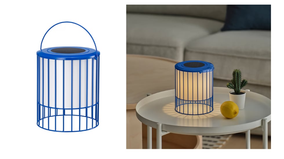 Lámpara de mesa azul.