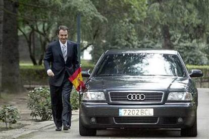 El presidente del Gobierno, junto a su coche oficial, en el palacio de la Moncloa.