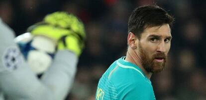 Messi mira a Trapp, que conserva el balón en las manos.